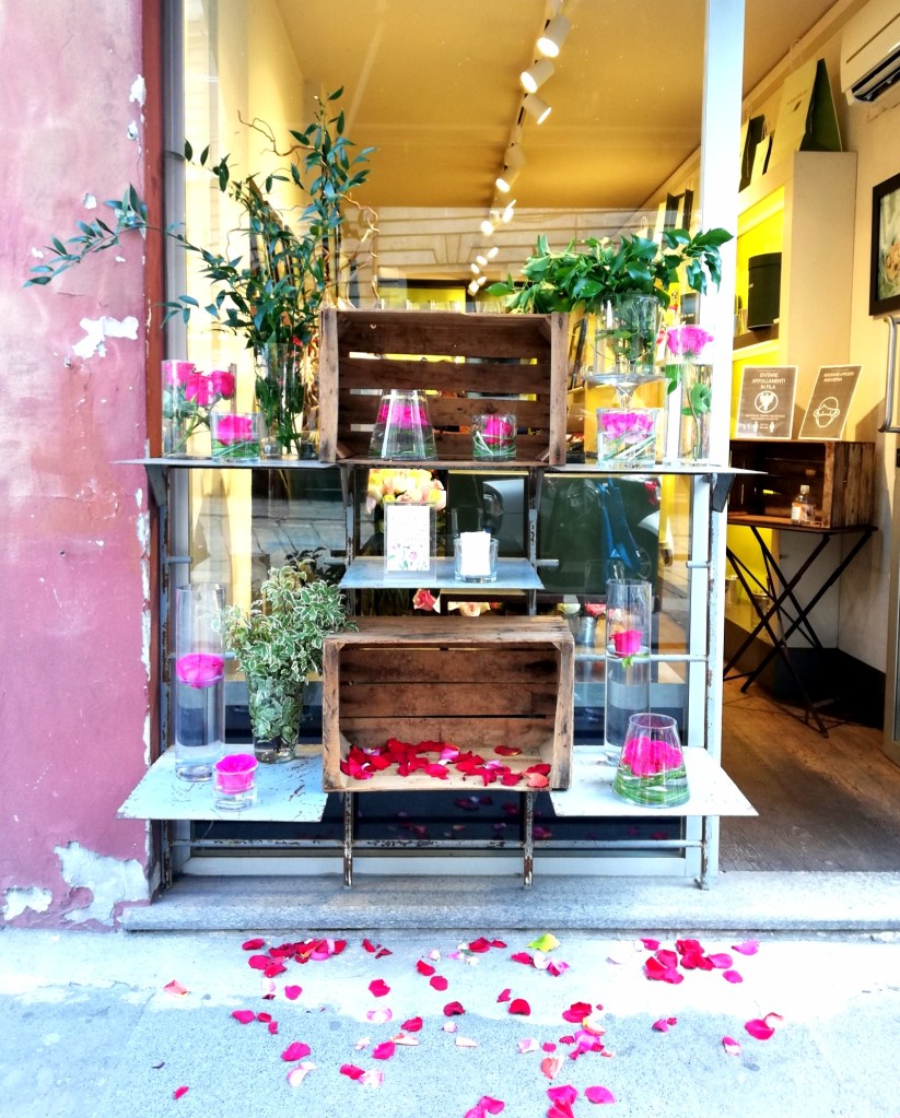 Una vetrina emozionale che non dice esplicitamente cosa vende, ma stimola una curiosità tutta legata alle rose per San Valentino.
